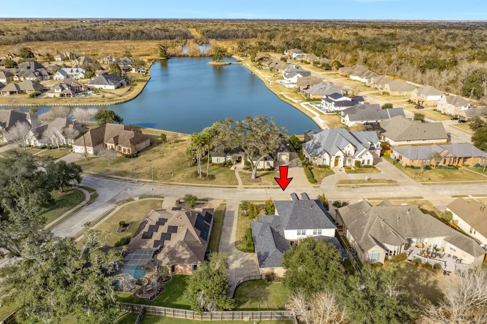 204 Arrowhead Drive Lake Jackson, TX 77566
