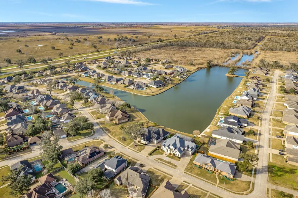 204 Arrowhead Drive Lake Jackson, TX 77566