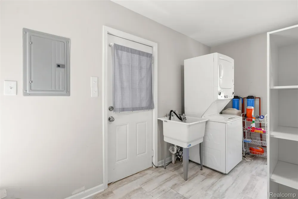349 W Beechdale Street Commerce Charter Township, MI 48382