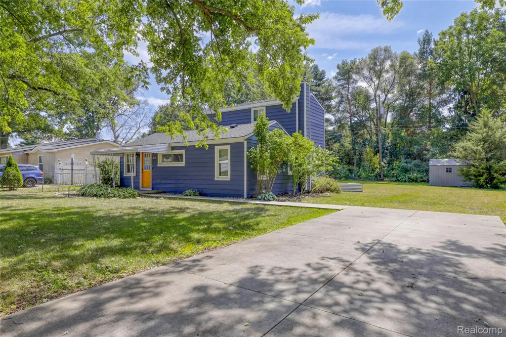 349 W Beechdale Street Commerce Charter Township, MI 48382