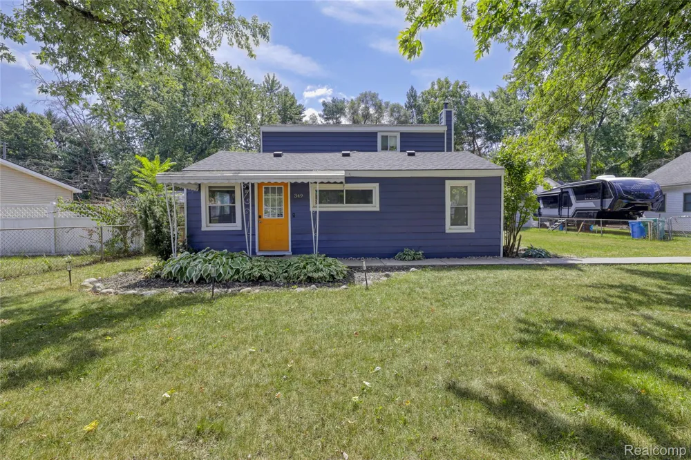 349 W Beechdale Street Commerce Charter Township, MI 48382