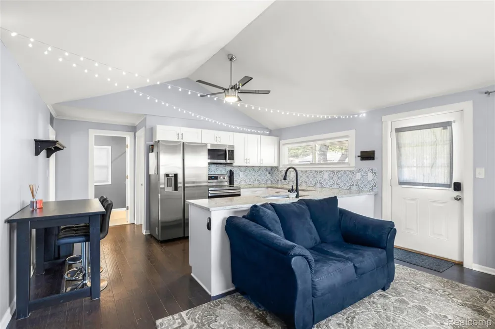 349 W Beechdale Street Commerce Charter Township, MI 48382