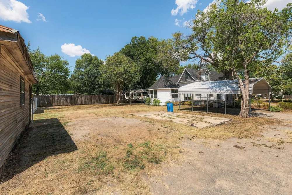 605 S Bond Street Whitewright, TX 75491