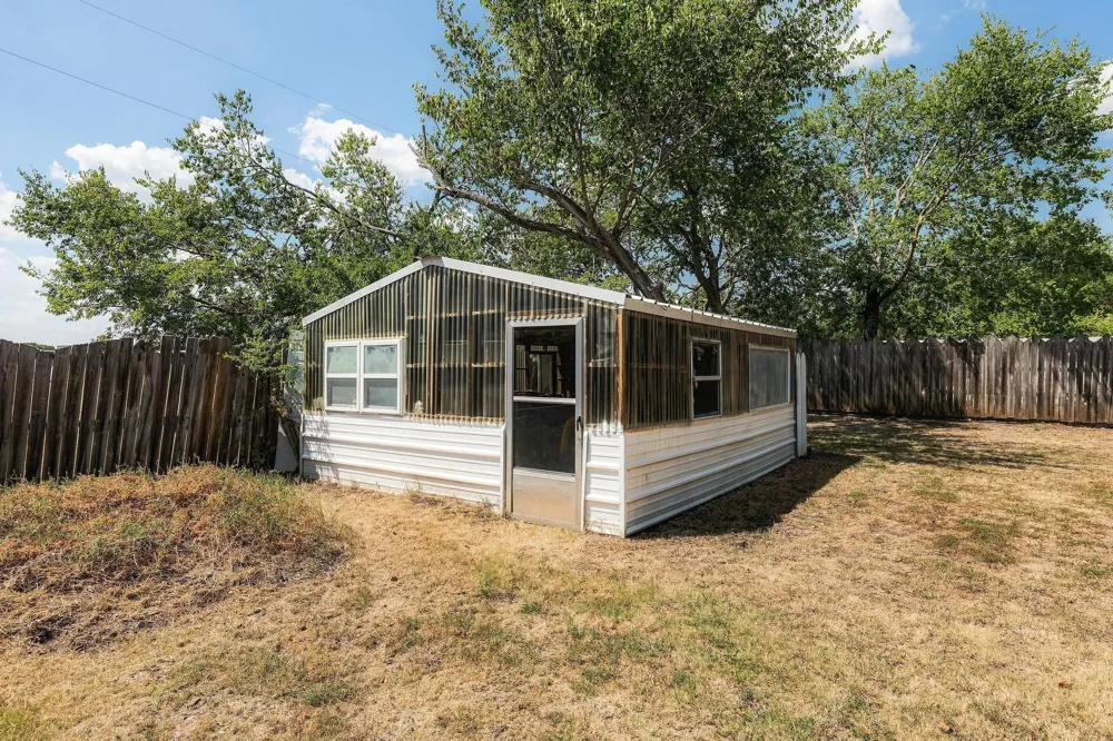 605 S Bond Street Whitewright, TX 75491