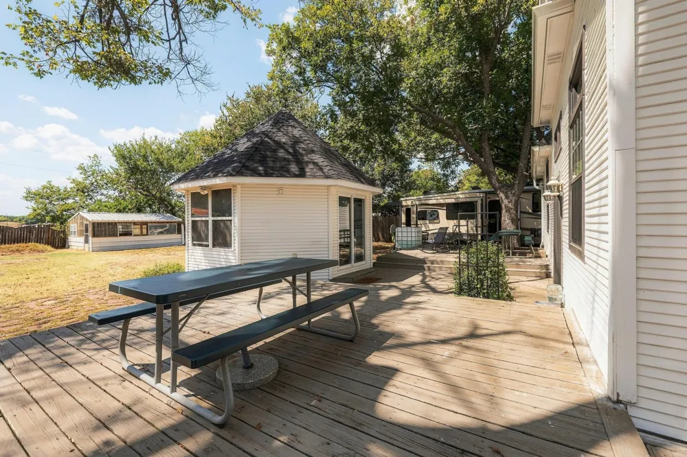 605 S Bond Street Whitewright, TX 75491