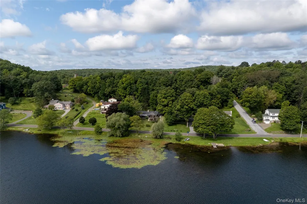119 W Hunns Lake Road Stanfordville, NY 12581