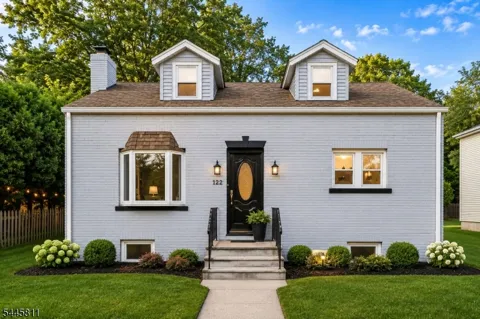 122 Garside Ave