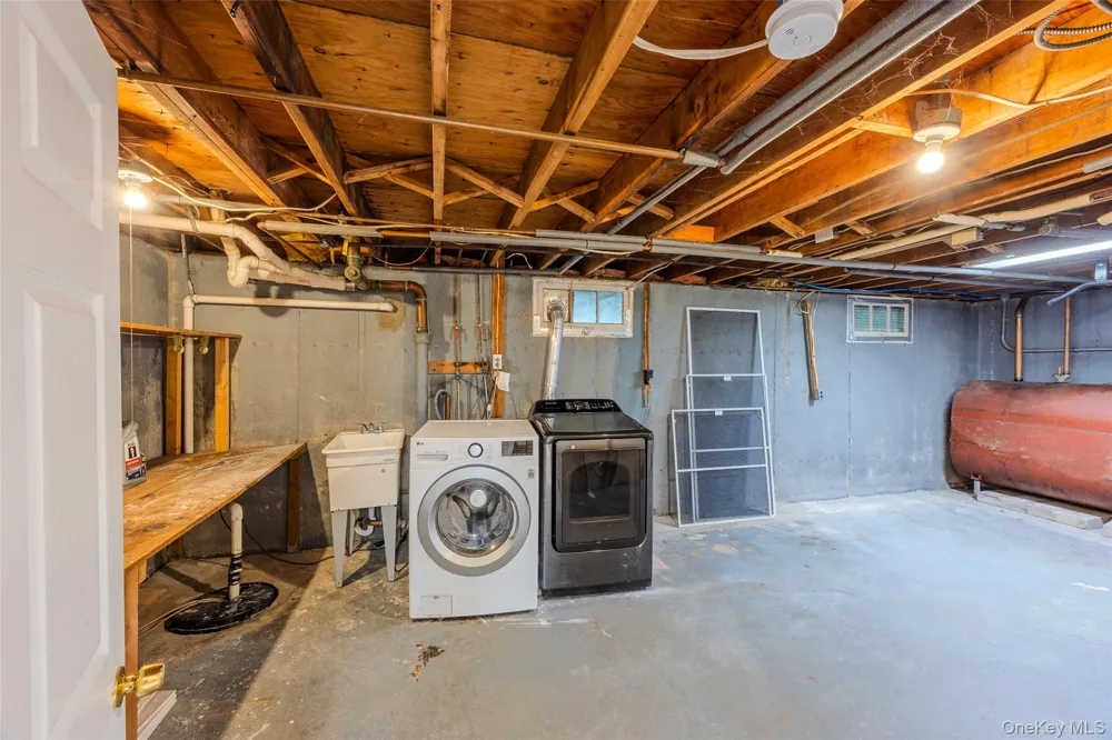 17 Sea Ridge Court Huntington, NY 11743