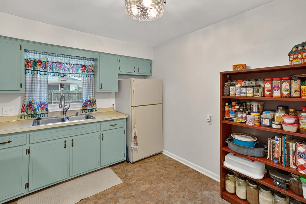 2410 Rossiter Place Lansing City, MI 48911