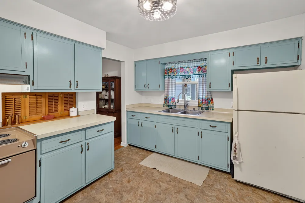2410 Rossiter Place Lansing City, MI 48911