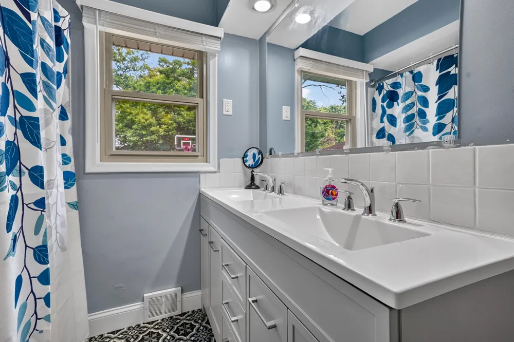 2410 Rossiter Place Lansing City, MI 48911