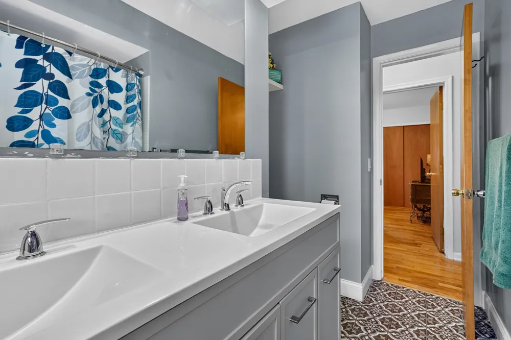 2410 Rossiter Place Lansing City, MI 48911