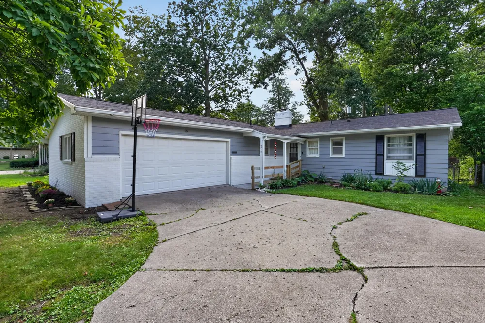 2410 Rossiter Place Lansing City, MI 48911