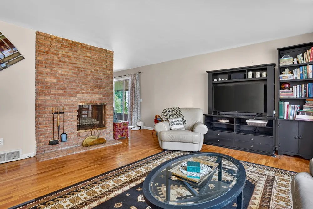 2410 Rossiter Place Lansing City, MI 48911