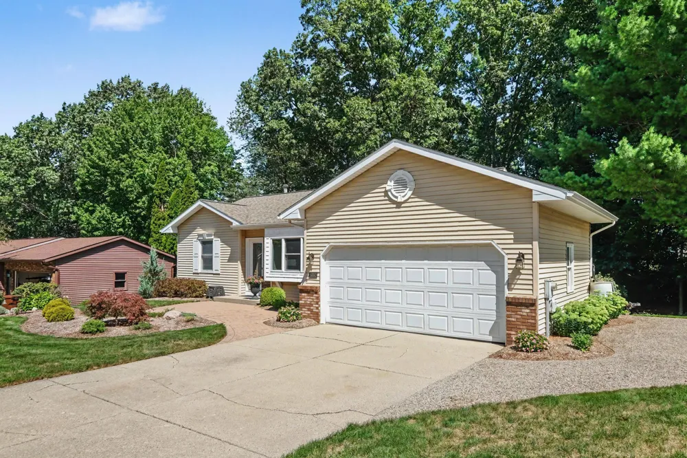 5880 Edajean Ridge Drive NE Plainfield Charter Township, MI 49321