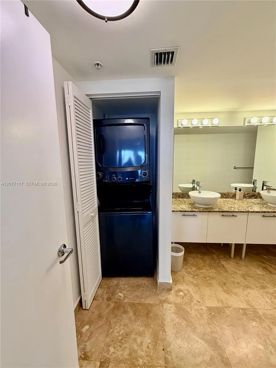 41 SE 5th St #807 Miami, FL 33131