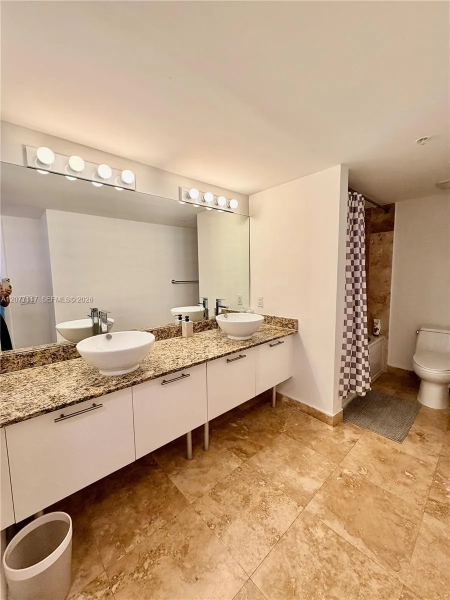 41 SE 5th St #807 Miami, FL 33131
