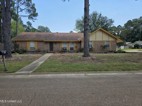 468 Longwood Trail