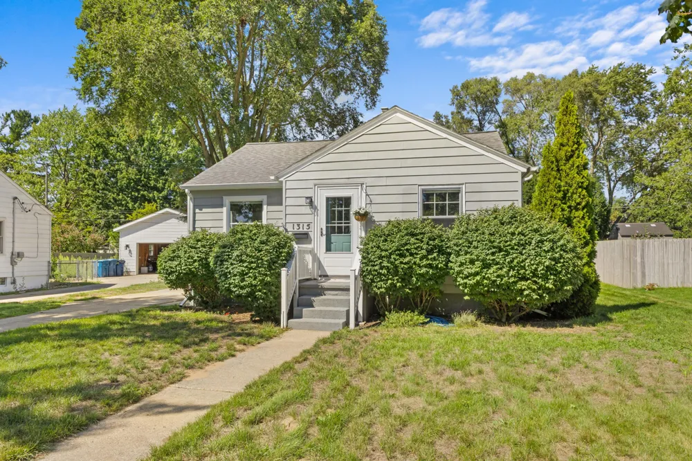 1315 Grant Avenue Grand Haven, MI 49417