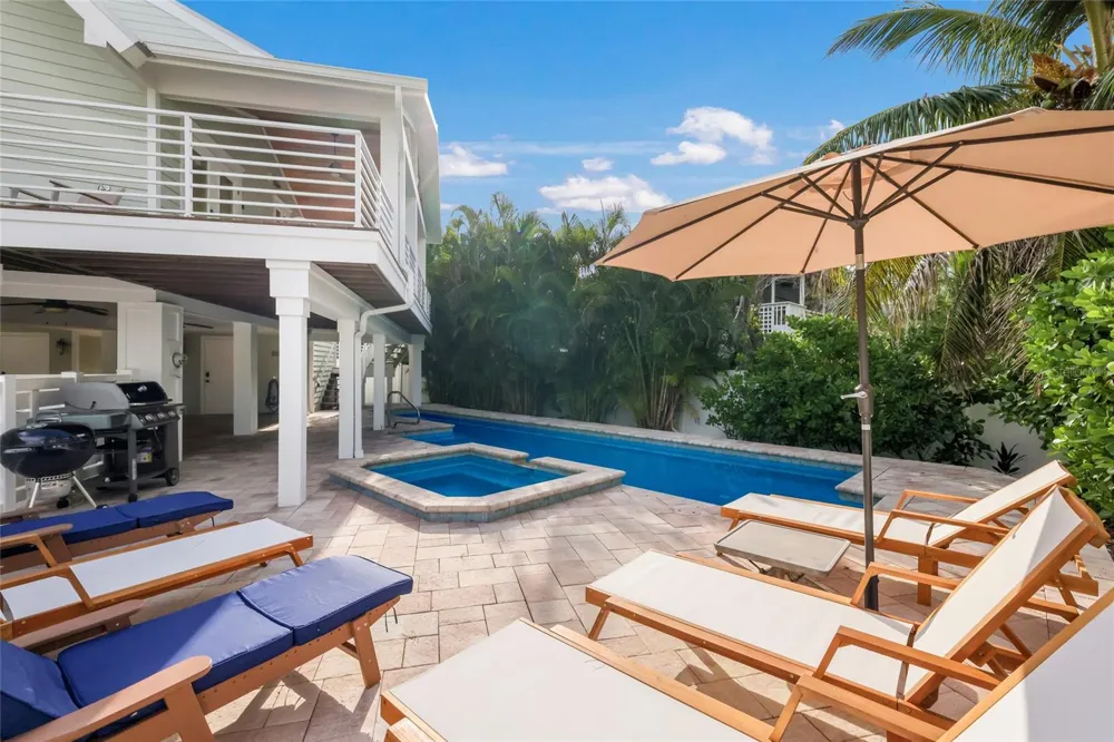315 HAMMOCK CIRCLE Anna Maria, FL 34216