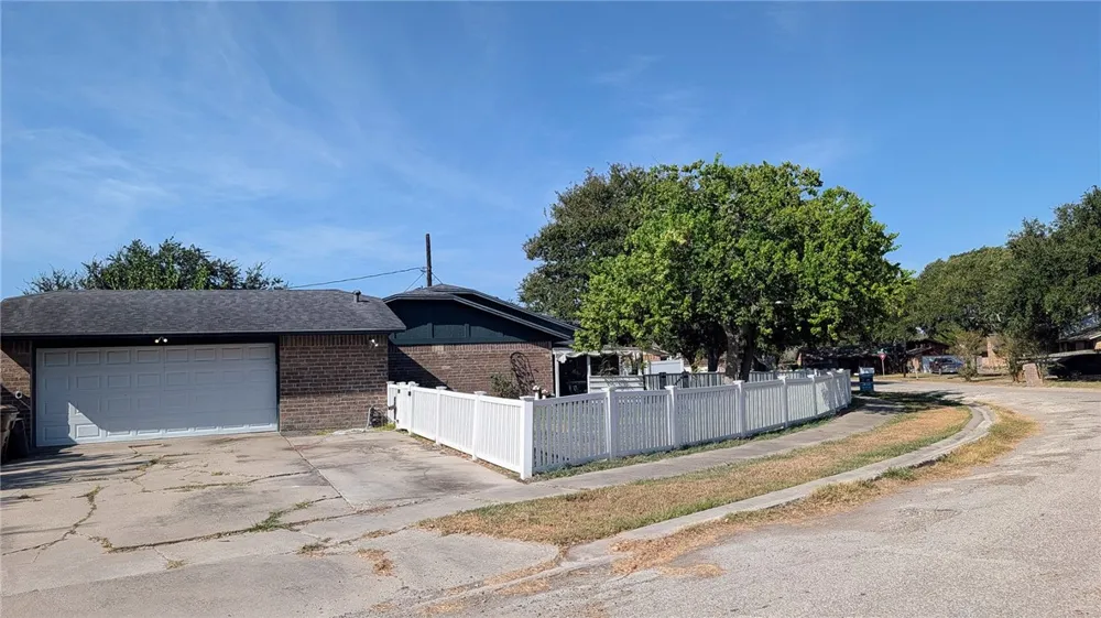 4913 Creekbend Road Corpus Christi, TX 78413