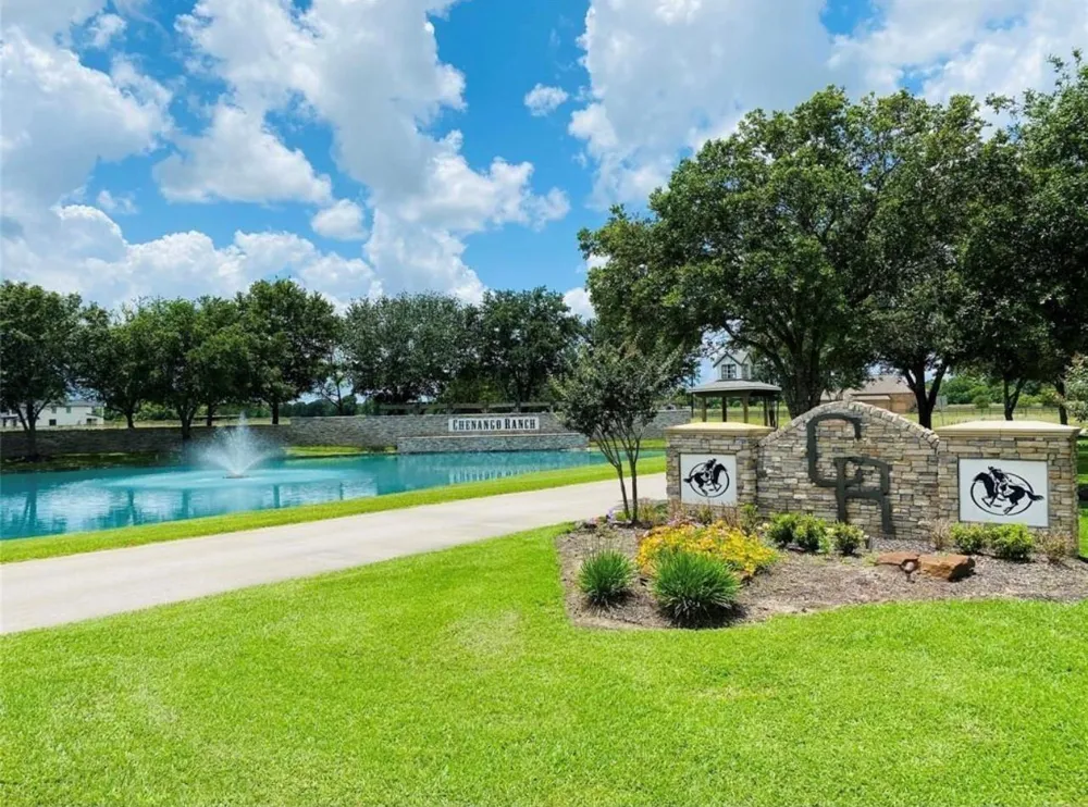 334 Lakeview Drive Angleton, TX 77515