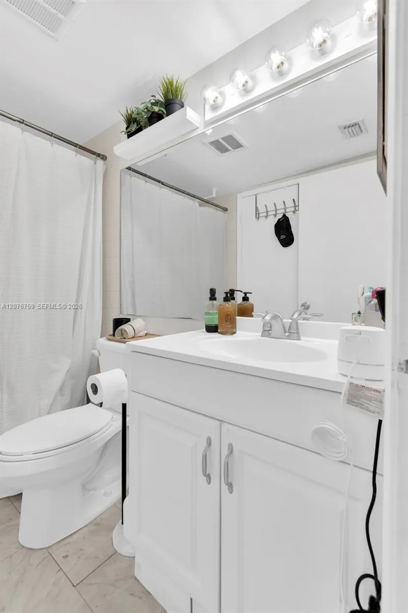 770 CLAUGHTON ISLAND DR #601 Miami, FL 33131