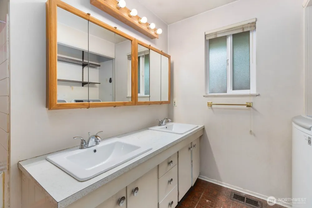 19524 14th Avenue NE Shoreline, WA 98155