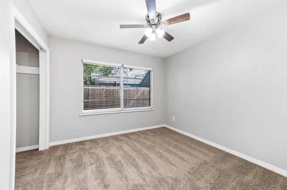 1033 S Booth Lane Alvin, TX 77511