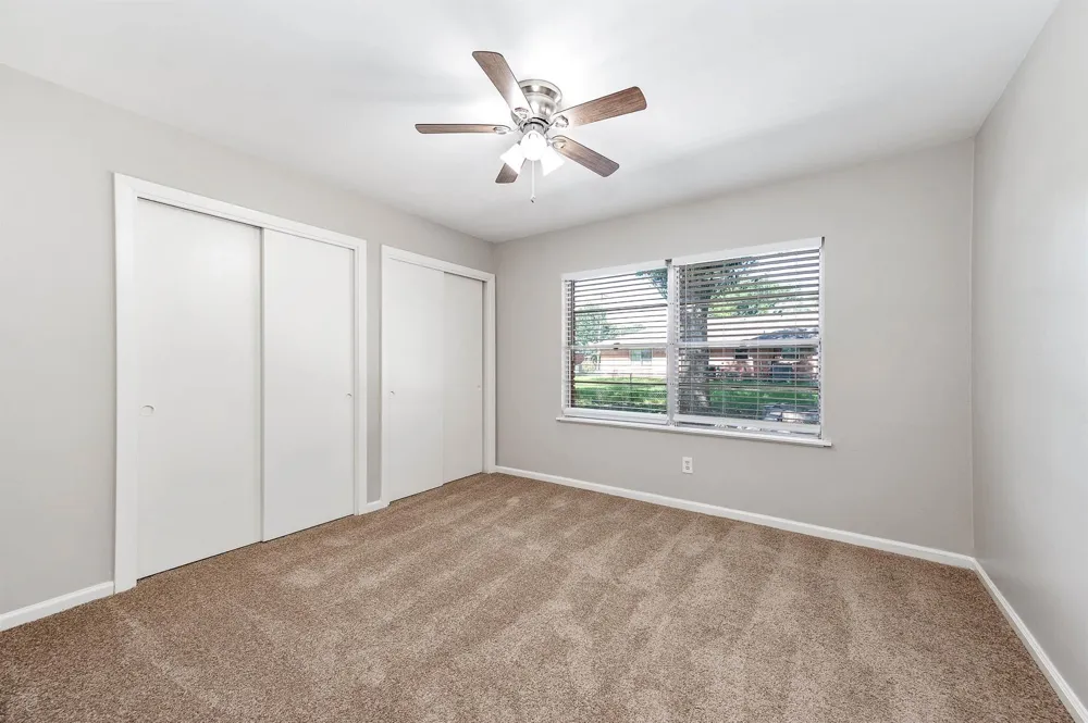 1033 S Booth Lane Alvin, TX 77511