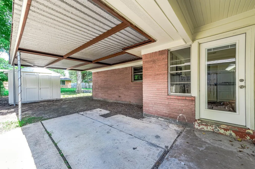 1033 S Booth Lane Alvin, TX 77511