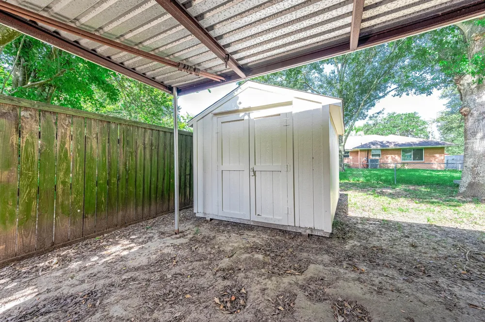 1033 S Booth Lane Alvin, TX 77511