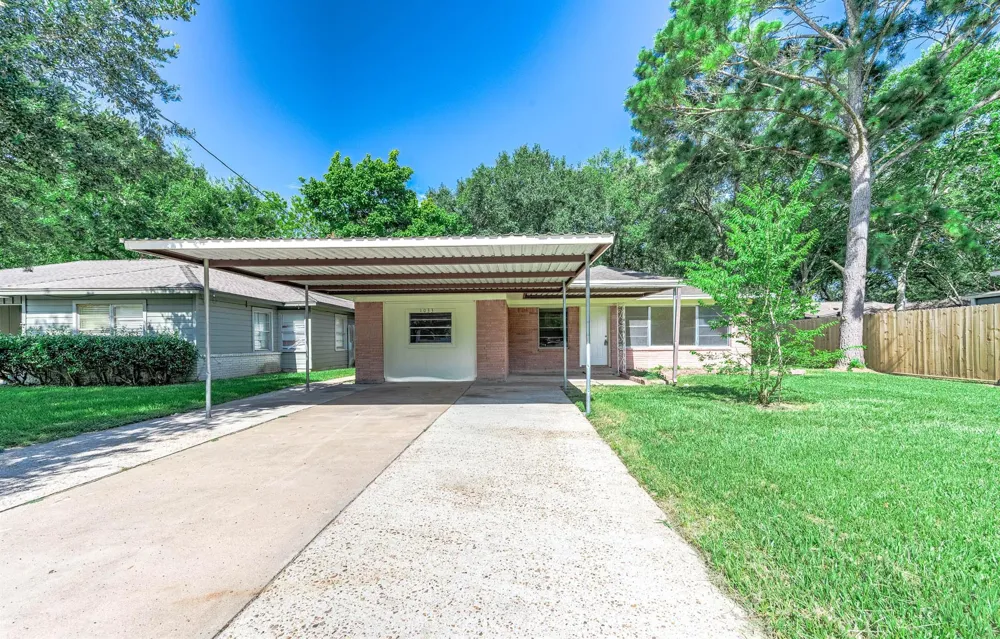 1033 S Booth Lane Alvin, TX 77511