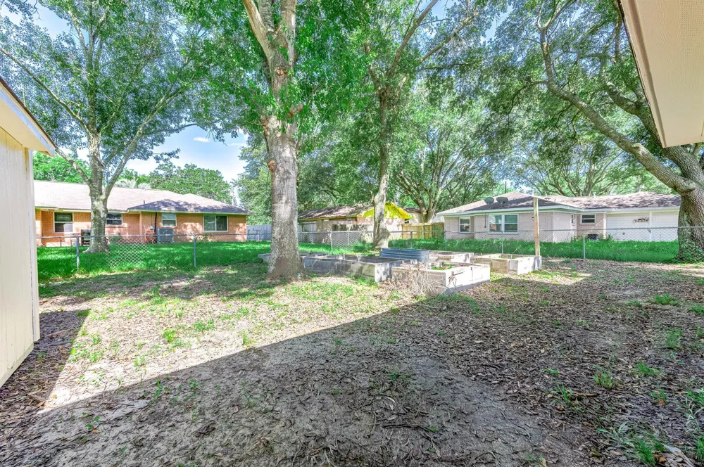 1033 S Booth Lane Alvin, TX 77511