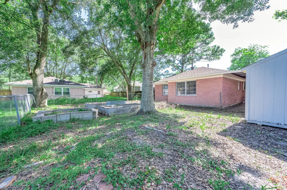 1033 S Booth Lane Alvin, TX 77511