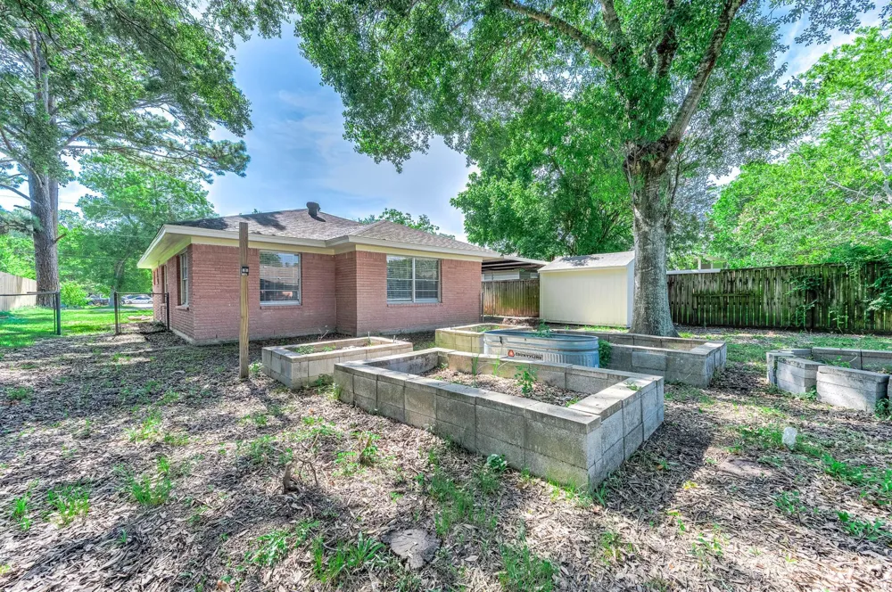 1033 S Booth Lane Alvin, TX 77511