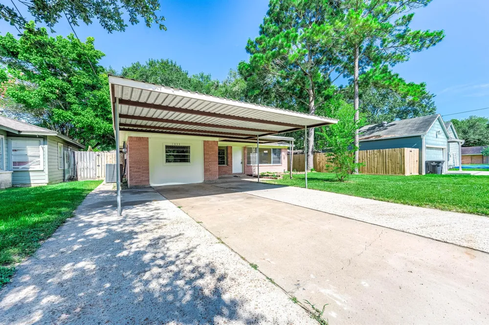 1033 S Booth Lane Alvin, TX 77511