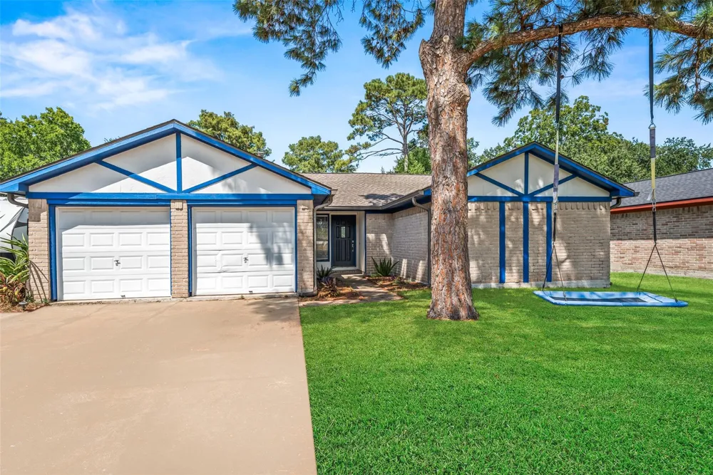 318 Bayridge Drive League City, TX 77573