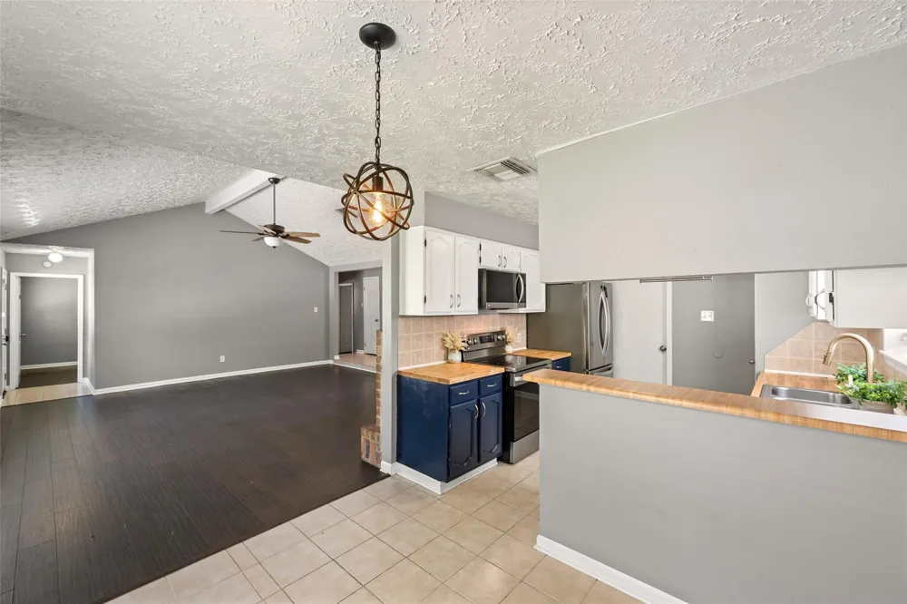 318 Bayridge Drive League City, TX 77573