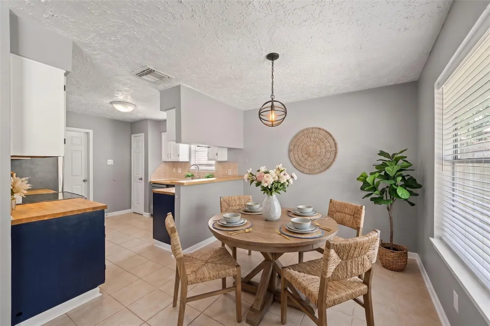 318 Bayridge Drive League City, TX 77573