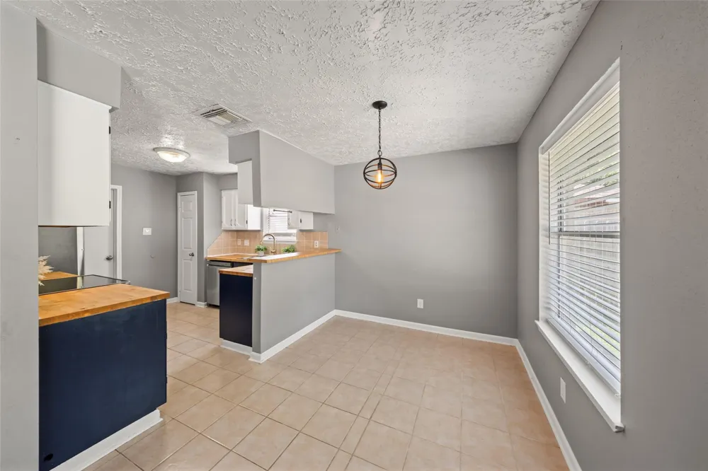318 Bayridge Drive League City, TX 77573