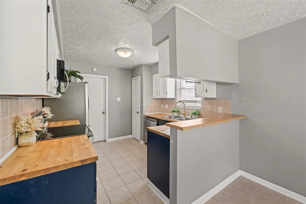 318 Bayridge Drive League City, TX 77573