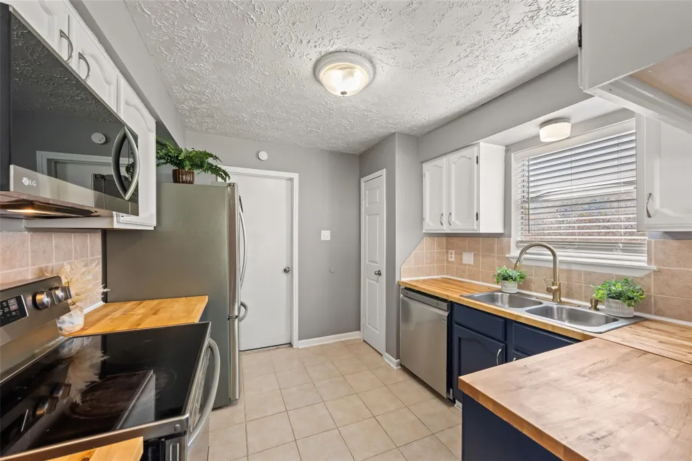 318 Bayridge Drive League City, TX 77573