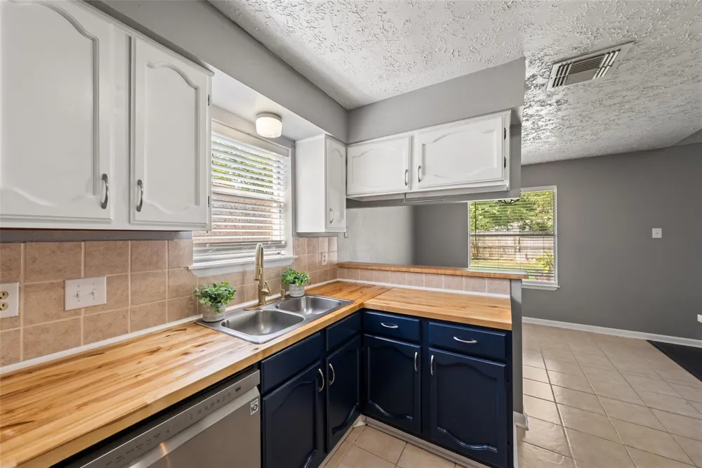 318 Bayridge Drive League City, TX 77573