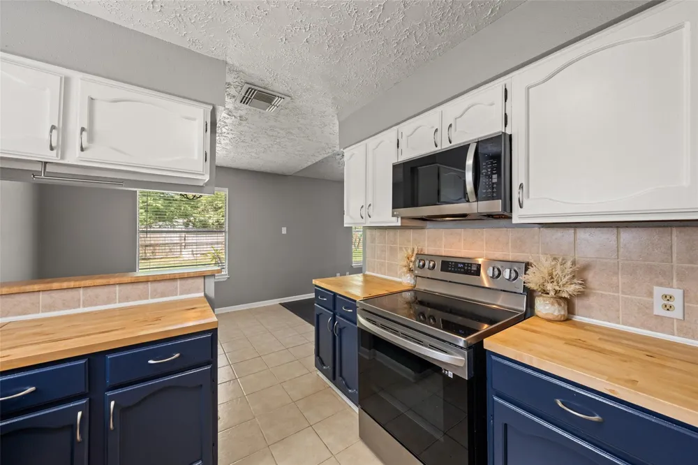 318 Bayridge Drive League City, TX 77573