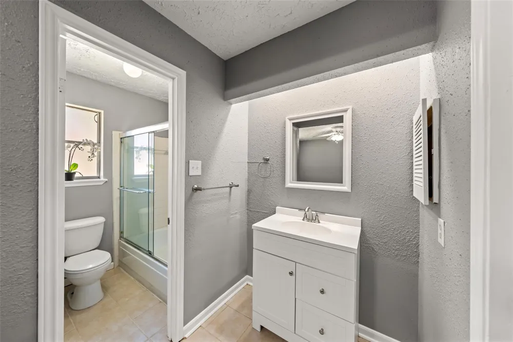 318 Bayridge Drive League City, TX 77573