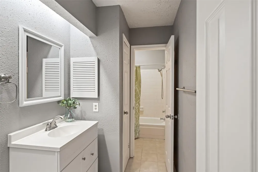 318 Bayridge Drive League City, TX 77573