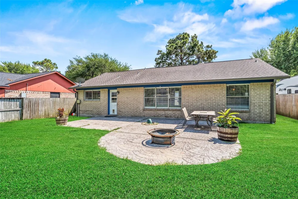 318 Bayridge Drive League City, TX 77573