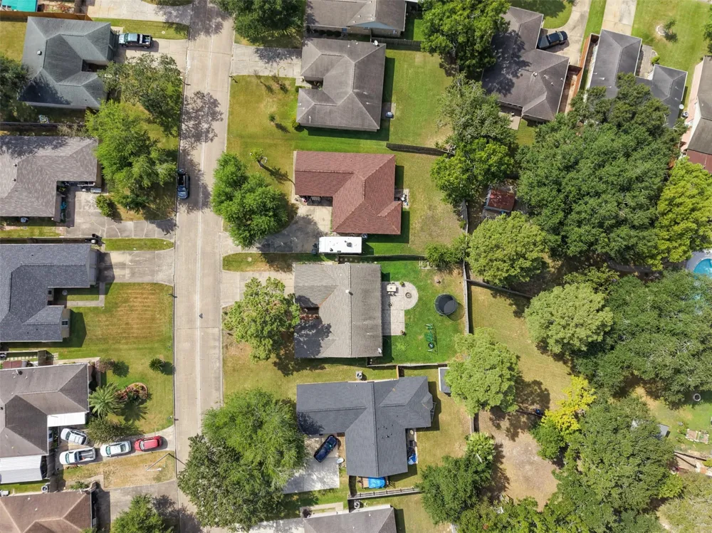 318 Bayridge Drive League City, TX 77573