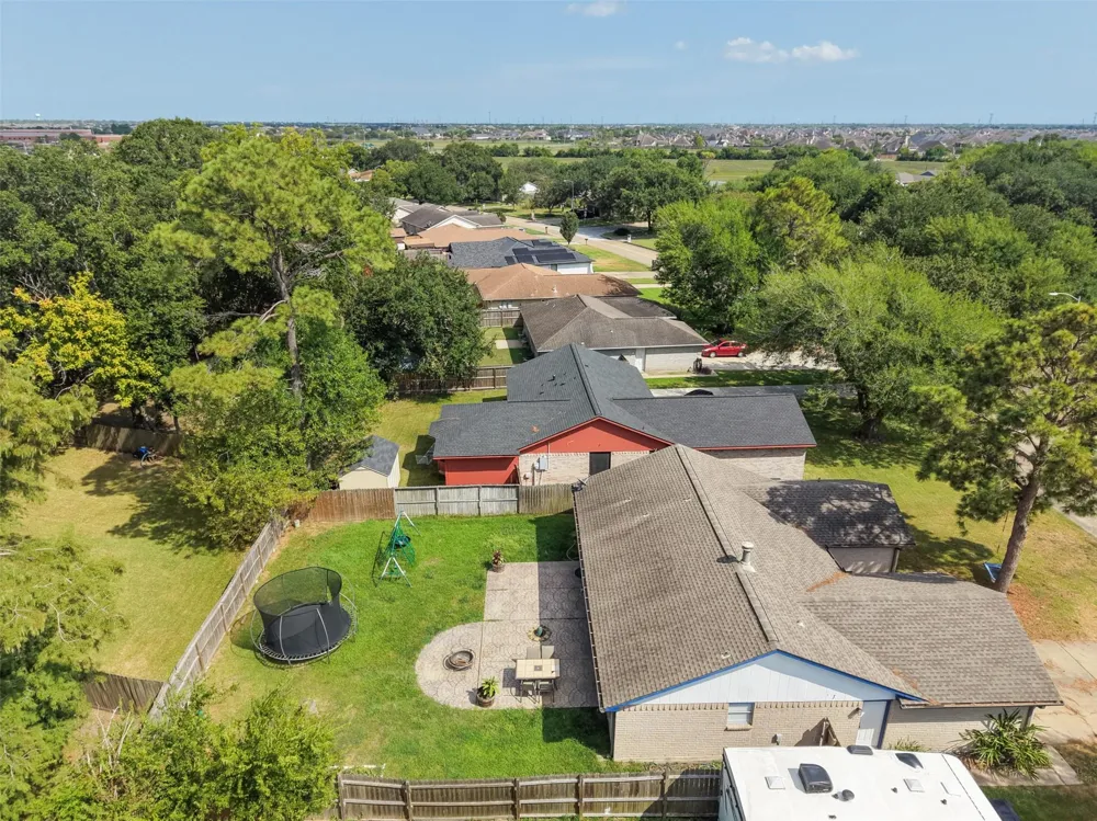 318 Bayridge Drive League City, TX 77573